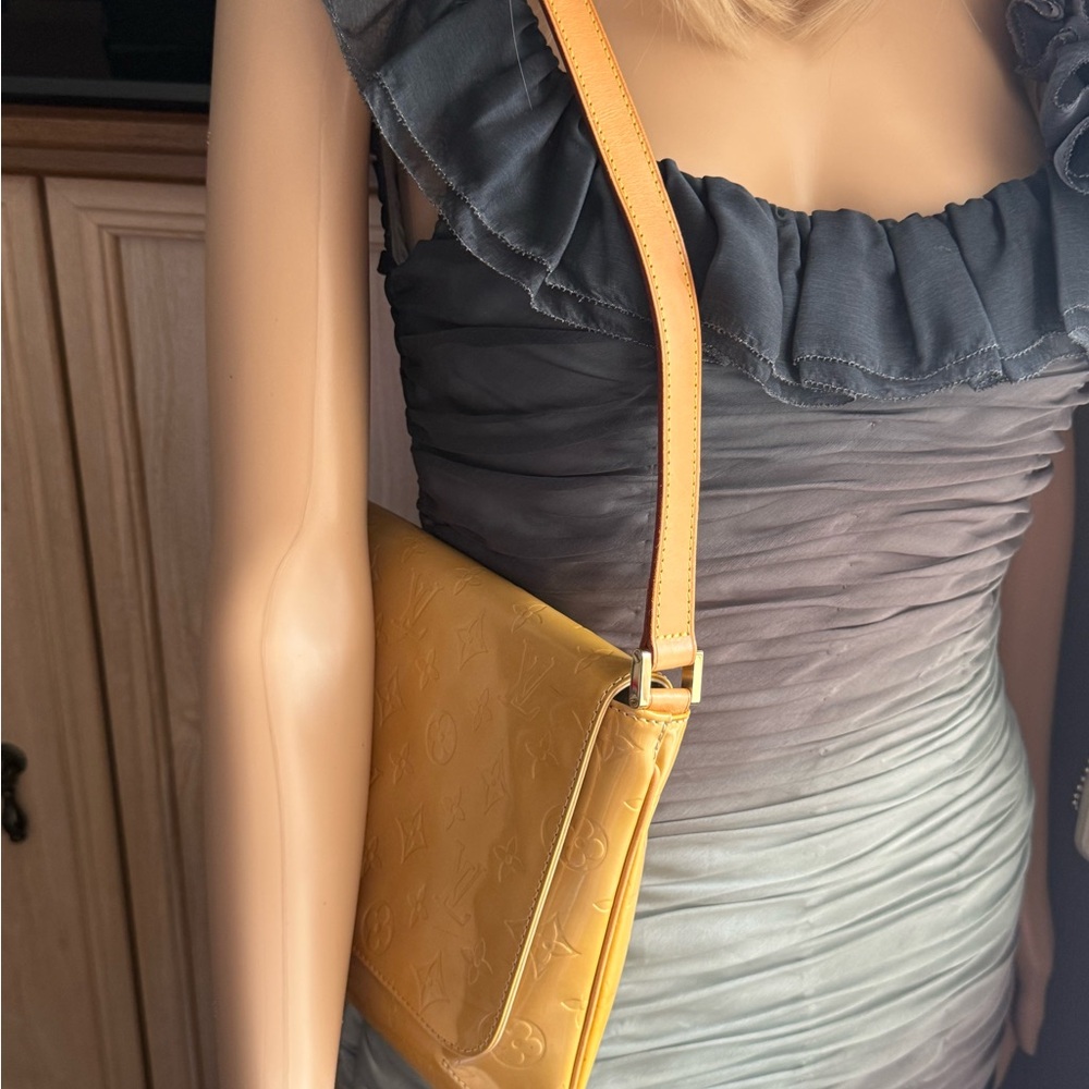 Authentic Louis Vuitton Vernis Thompson Shoulder Bag with Classic Design. - Picture 11 of 14